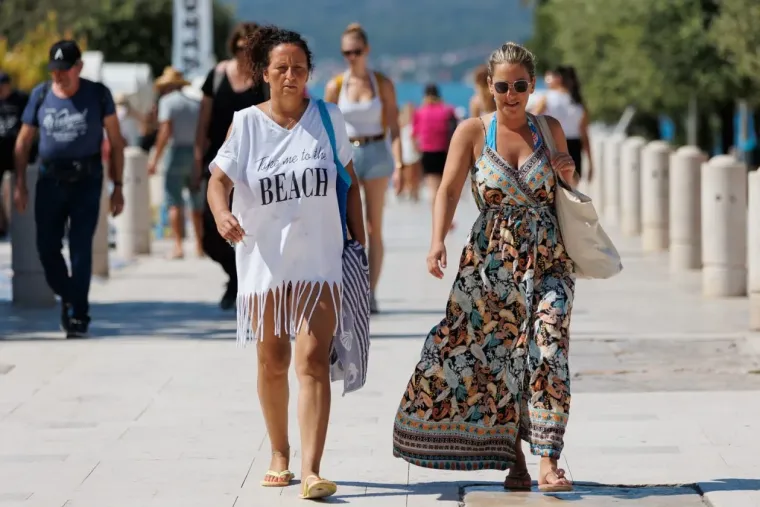 Tko je ona? Crnokosa ljepotica pro&scaron;etala Zadrom i postala glavna atrakcija &scaron;pice