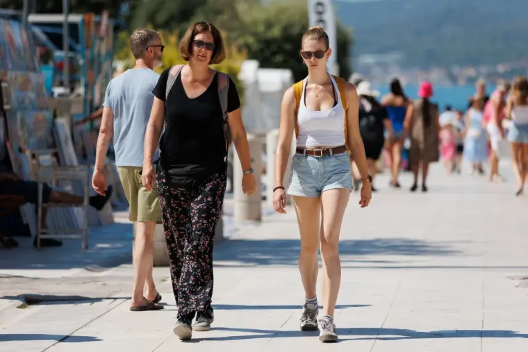 Tko je ona? Crnokosa ljepotica pro&scaron;etala Zadrom i postala glavna atrakcija &scaron;pice