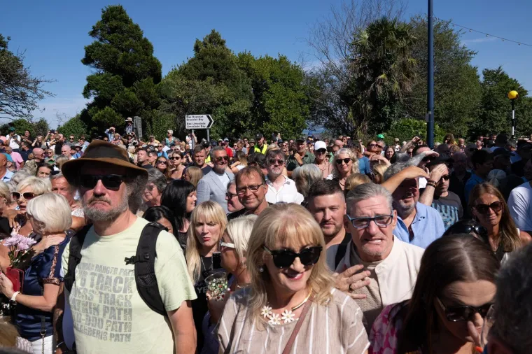 Ulice ispunjene tugom i suzama: Pogledajte kako su se obožavatelji oprostili od Bonnie Tyler