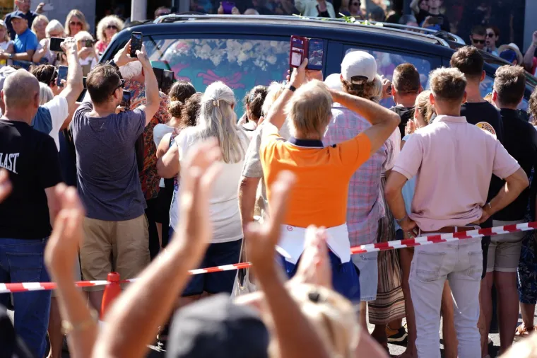 Ulice ispunjene tugom i suzama: Pogledajte kako su se obožavatelji oprostili od Bonnie Tyler