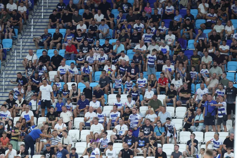 Tribine na Opusu pune: Evo koje 'lege i legice' su bile na utakmici, pažnju privukla plavu&scaron;a