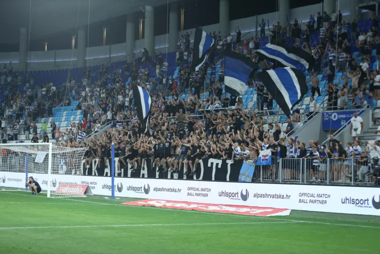 Tribine na Opusu pune: Evo koje 'lege i legice' su bile na utakmici, pažnju privukla plavu&scaron;a
