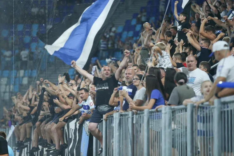 Tribine na Opusu pune: Evo koje 'lege i legice' su bile na utakmici, pažnju privukla plavu&scaron;a