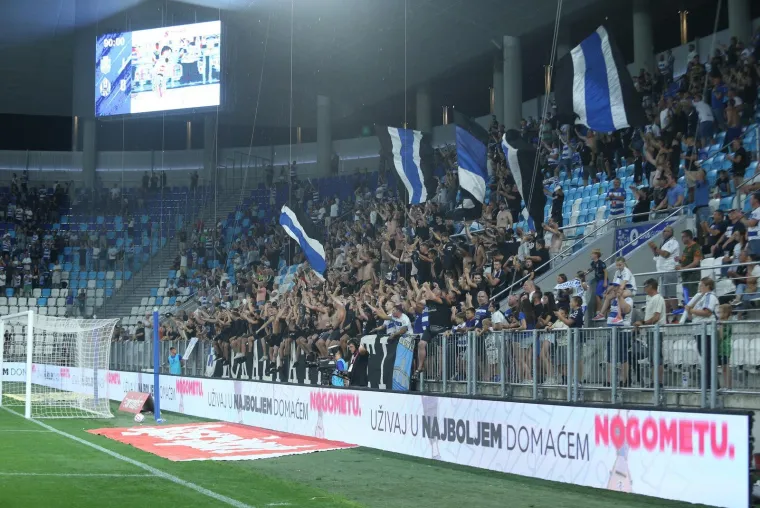 Tribine na Opusu pune: Evo koje 'lege i legice' su bile na utakmici, pažnju privukla plavu&scaron;a
