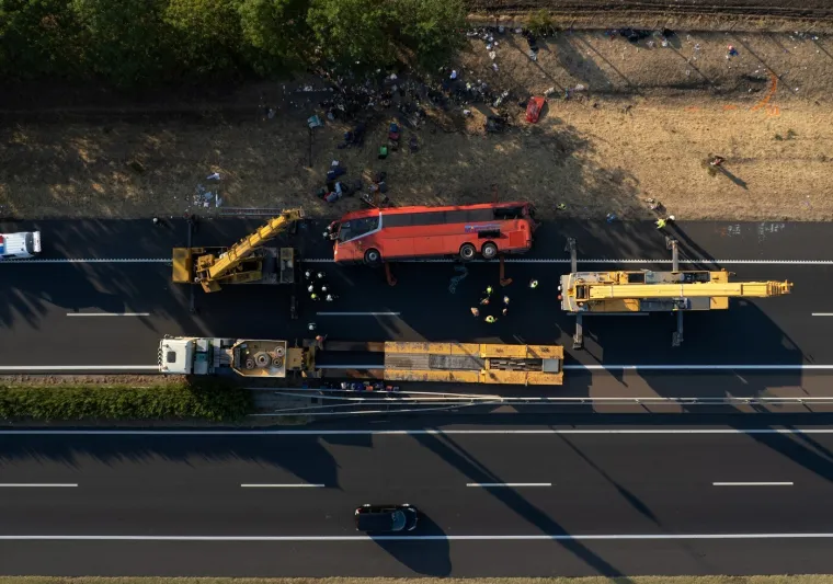 Stravični prizori s autoceste: Ovo je ostalo od 'autobusa smrti' u Mađarskoj, 12 ljudi je poginulo