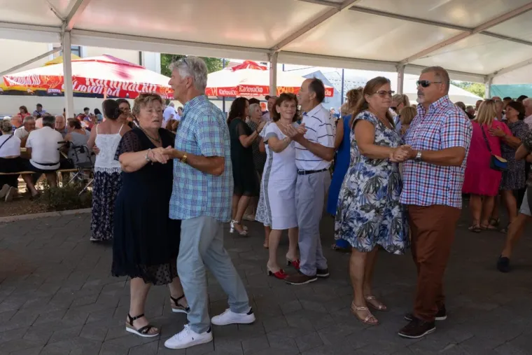 Svi su zaboravili na fe&scaron;tu kad su se one pojavile: Ljepotice u Cetingradu privlačile sve poglede
