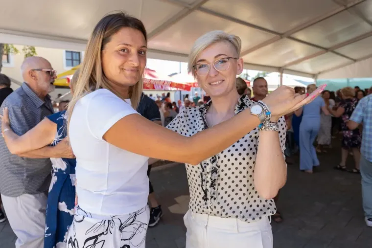 Svi su zaboravili na fe&scaron;tu kad su se one pojavile: Ljepotice u Cetingradu privlačile sve poglede