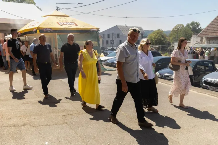 Svi su zaboravili na fe&scaron;tu kad su se one pojavile: Ljepotice u Cetingradu privlačile sve poglede