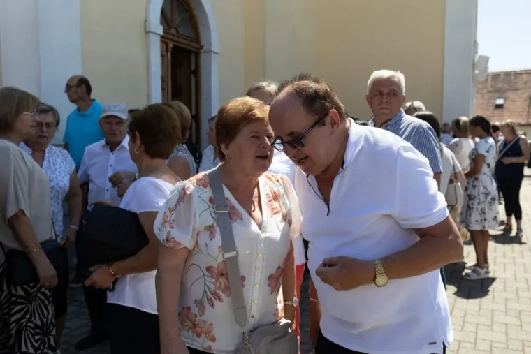Svi su zaboravili na fe&scaron;tu kad su se one pojavile: Ljepotice u Cetingradu privlačile sve poglede