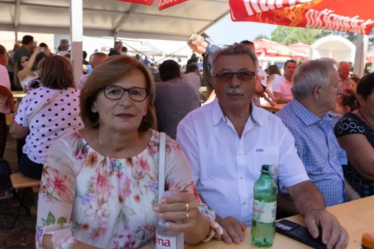 Svi su zaboravili na fe&scaron;tu kad su se one pojavile: Ljepotice u Cetingradu privlačile sve poglede