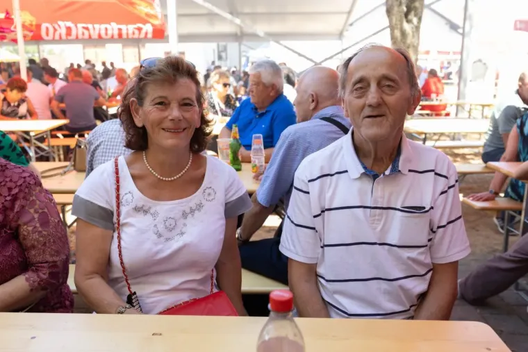 Svi su zaboravili na fe&scaron;tu kad su se one pojavile: Ljepotice u Cetingradu privlačile sve poglede