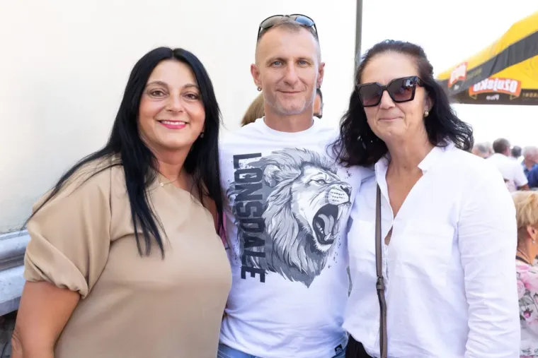 Svi su zaboravili na fe&scaron;tu kad su se one pojavile: Ljepotice u Cetingradu privlačile sve poglede