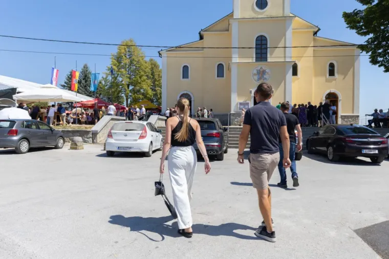 Svi su zaboravili na fe&scaron;tu kad su se one pojavile: Ljepotice u Cetingradu privlačile sve poglede