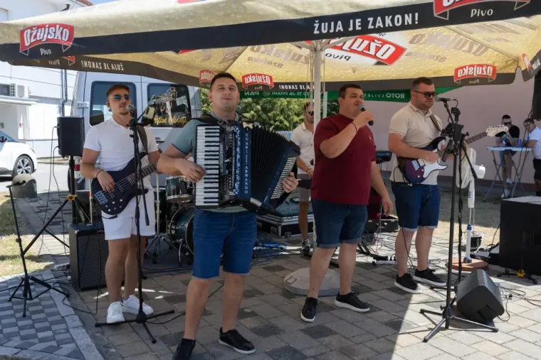 Svi su zaboravili na fe&scaron;tu kad su se one pojavile: Ljepotice u Cetingradu privlačile sve poglede