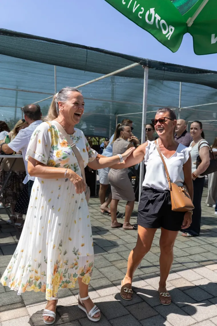 Svi su zaboravili na fe&scaron;tu kad su se one pojavile: Ljepotice u Cetingradu privlačile sve poglede