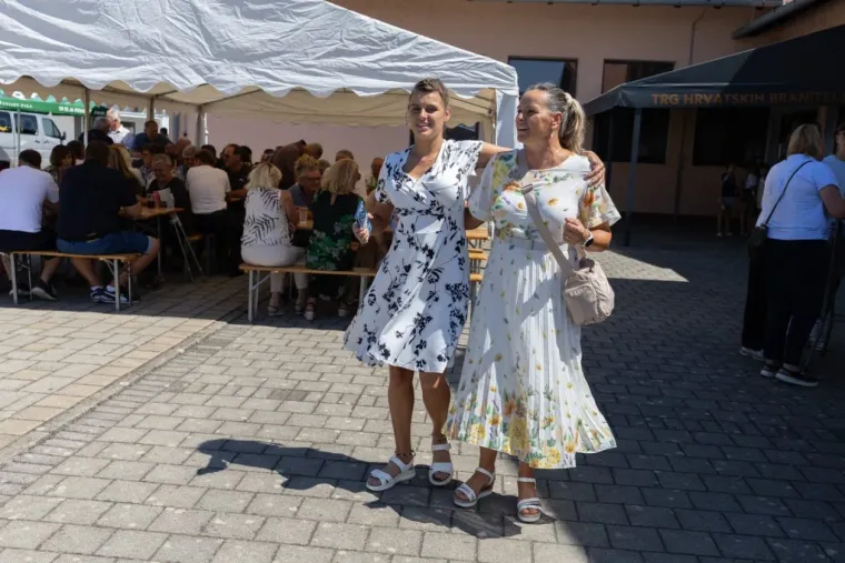 Svi su zaboravili na fe&scaron;tu kad su se one pojavile: Ljepotice u Cetingradu privlačile sve poglede