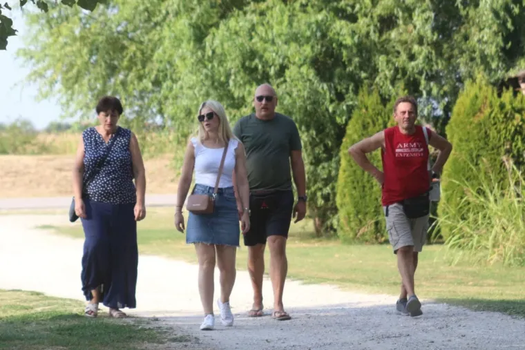 Ružičasta mini haljina bila je pun pogodak: Plavu&scaron;a na Dravi nije mogla proći nezapaženo