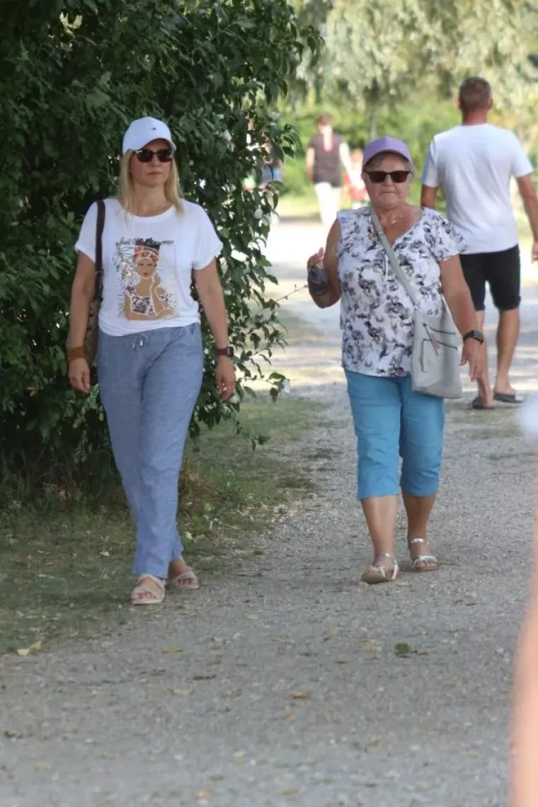 Ružičasta mini haljina bila je pun pogodak: Plavu&scaron;a na Dravi nije mogla proći nezapaženo