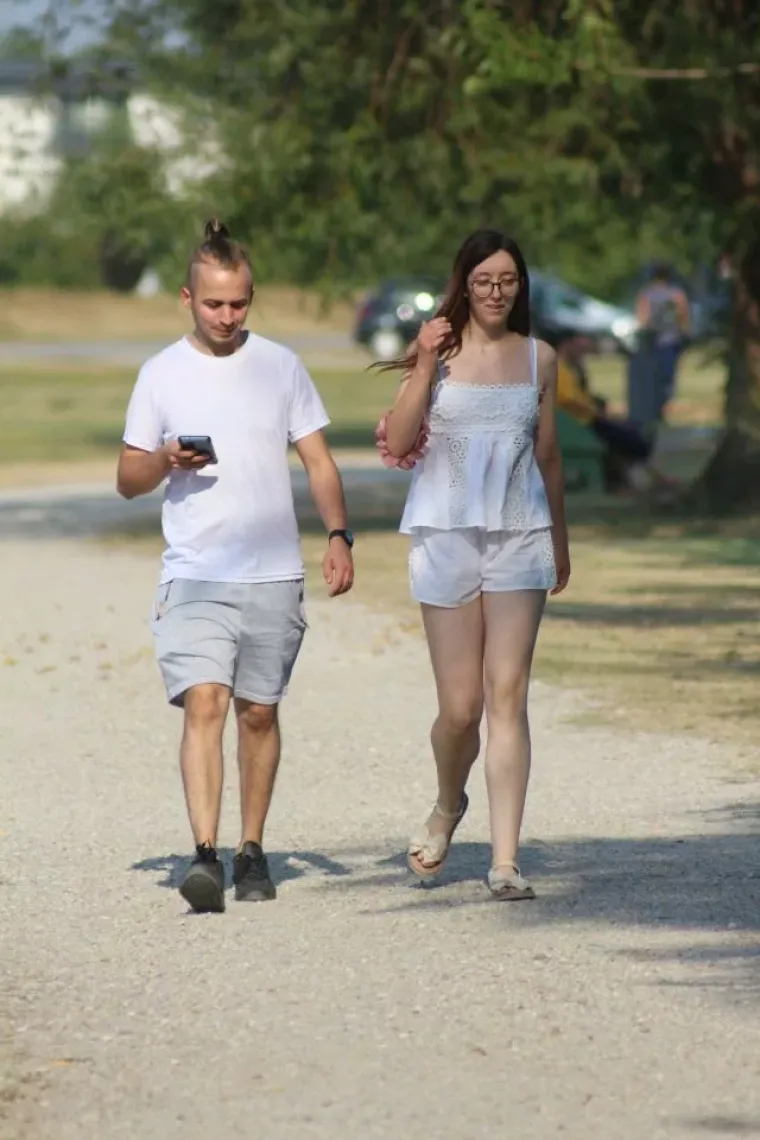 Ružičasta mini haljina bila je pun pogodak: Plavu&scaron;a na Dravi nije mogla proći nezapaženo