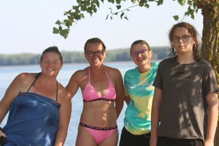 Ružičasta mini haljina bila je pun pogodak: Plavu&scaron;a na Dravi nije mogla proći nezapaženo