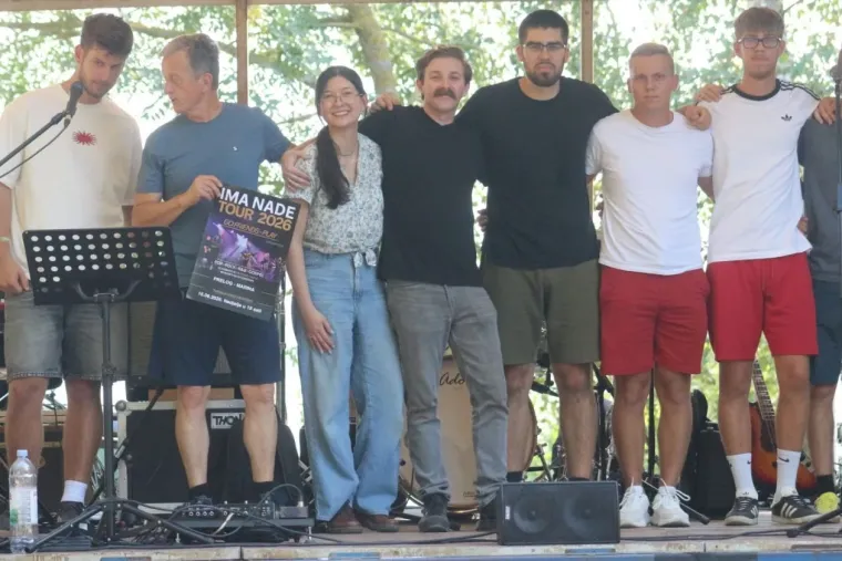Ružičasta mini haljina bila je pun pogodak: Plavu&scaron;a na Dravi nije mogla proći nezapaženo