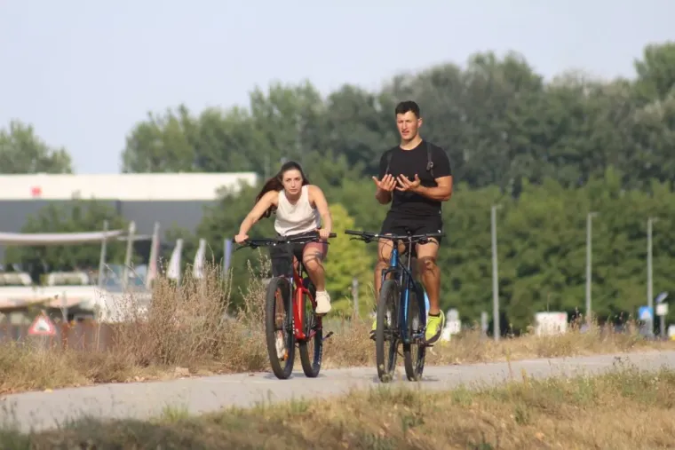 Ružičasta mini haljina bila je pun pogodak: Plavu&scaron;a na Dravi nije mogla proći nezapaženo
