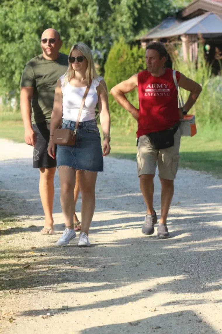 Ružičasta mini haljina bila je pun pogodak: Plavu&scaron;a na Dravi nije mogla proći nezapaženo