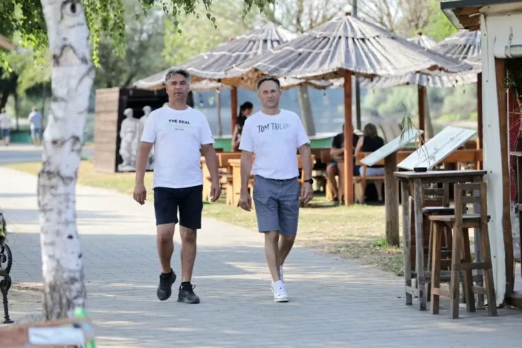 Brineta u bijeloj haljini i s kosom do struka privukla je sve poglede uz Muru