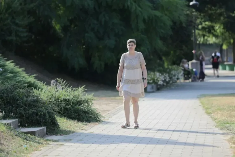 Brineta u bijeloj haljini i s kosom do struka privukla je sve poglede uz Muru