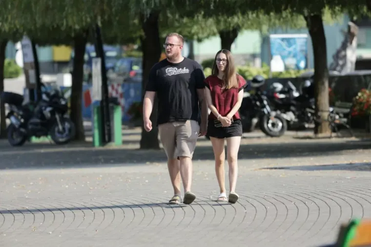 Brineta u bijeloj haljini i s kosom do struka privukla je sve poglede uz Muru