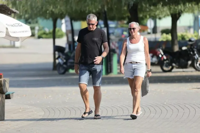 Brineta u bijeloj haljini i s kosom do struka privukla je sve poglede uz Muru