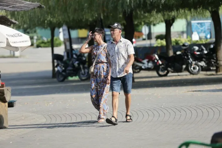 Brineta u bijeloj haljini i s kosom do struka privukla je sve poglede uz Muru