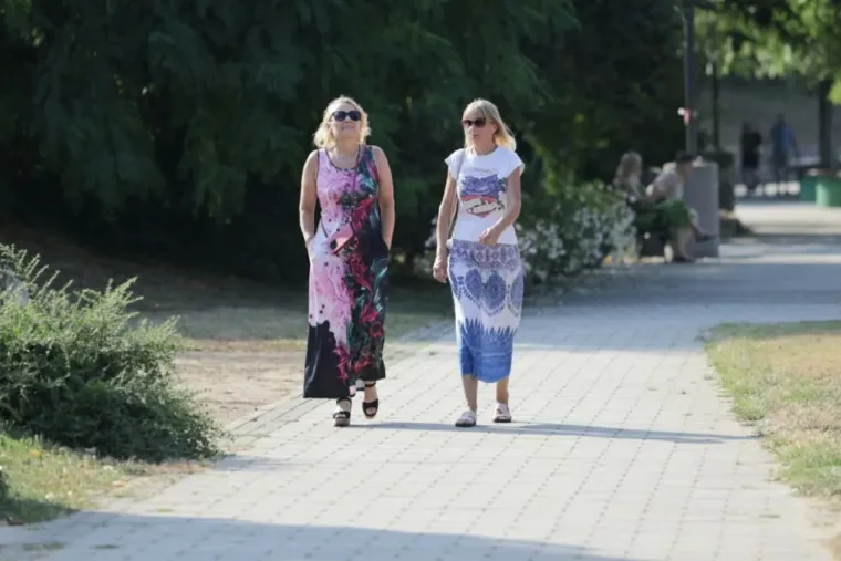Brineta u bijeloj haljini i s kosom do struka privukla je sve poglede uz Muru