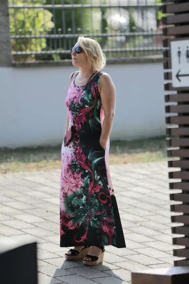 Brineta u bijeloj haljini i s kosom do struka privukla je sve poglede uz Muru