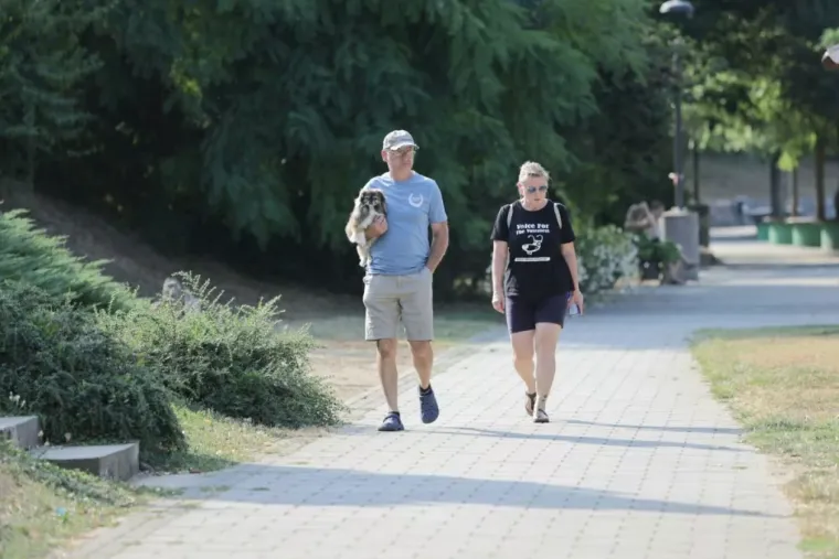 Brineta u bijeloj haljini i s kosom do struka privukla je sve poglede uz Muru