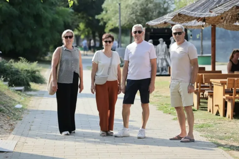 Brineta u bijeloj haljini i s kosom do struka privukla je sve poglede uz Muru