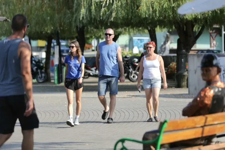 Brineta u bijeloj haljini i s kosom do struka privukla je sve poglede uz Muru