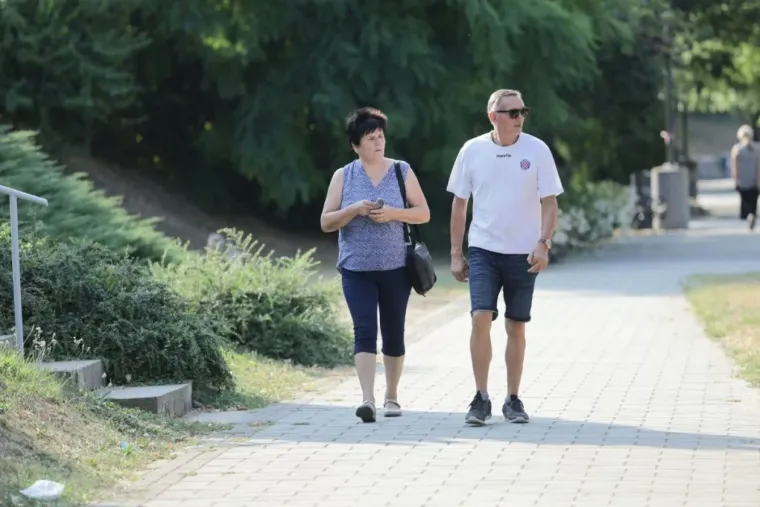 Brineta u bijeloj haljini i s kosom do struka privukla je sve poglede uz Muru