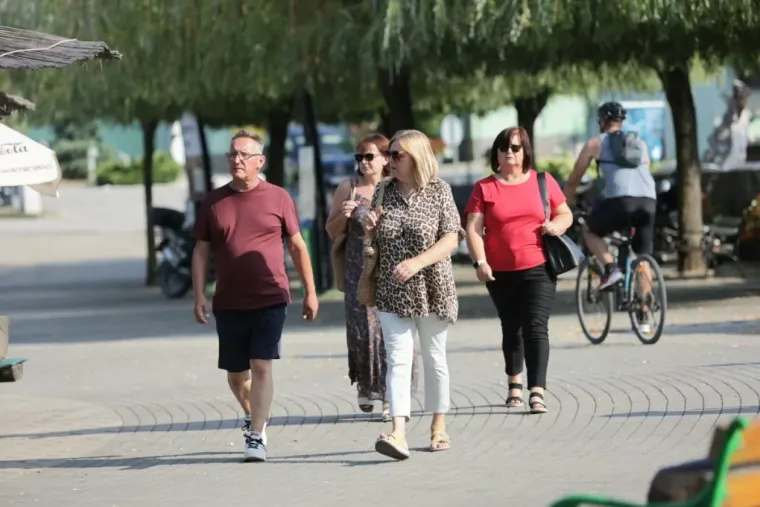 Brineta u bijeloj haljini i s kosom do struka privukla je sve poglede uz Muru