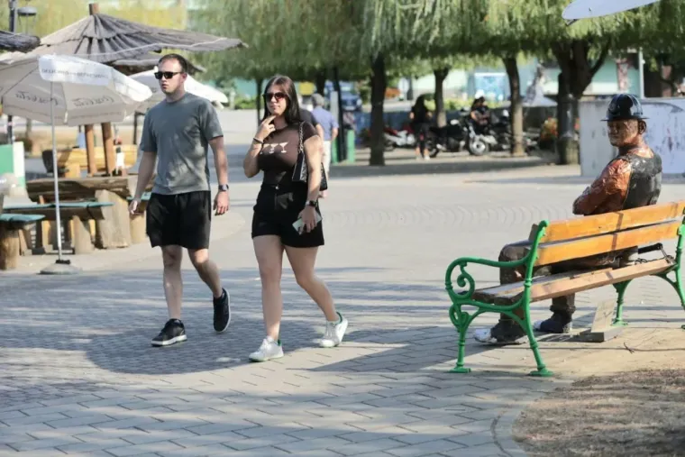 Brineta u bijeloj haljini i s kosom do struka privukla je sve poglede uz Muru