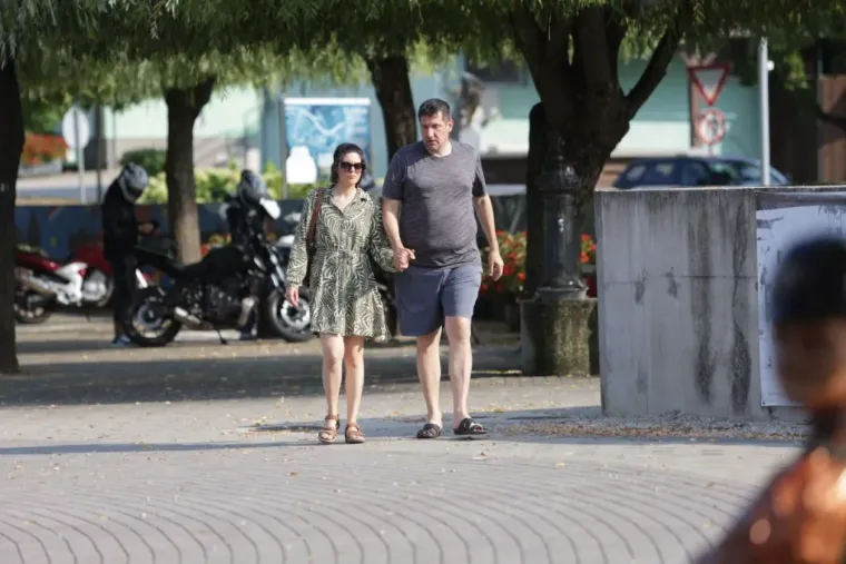 Brineta u bijeloj haljini i s kosom do struka privukla je sve poglede uz Muru