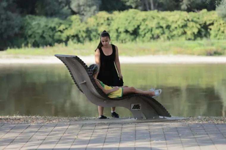 Brineta u bijeloj haljini i s kosom do struka privukla je sve poglede uz Muru