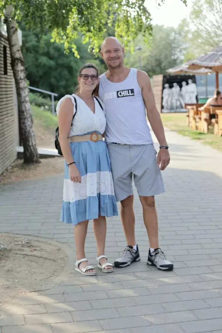 Brineta u bijeloj haljini i s kosom do struka privukla je sve poglede uz Muru