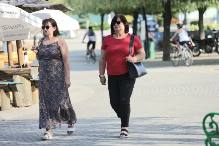 Brineta u bijeloj haljini i s kosom do struka privukla je sve poglede uz Muru