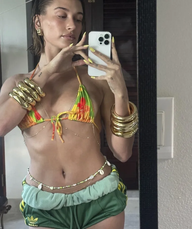 Hailey Bieber voli u minijaturnim bikinijima pokazivati trbu&scaron;njake i utegnutu guzu
