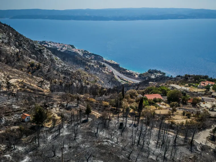 Prizori koji slamaju srca: Pogledajte dramatične snimke iz zraka nakon požara kod Omi&scaron;a