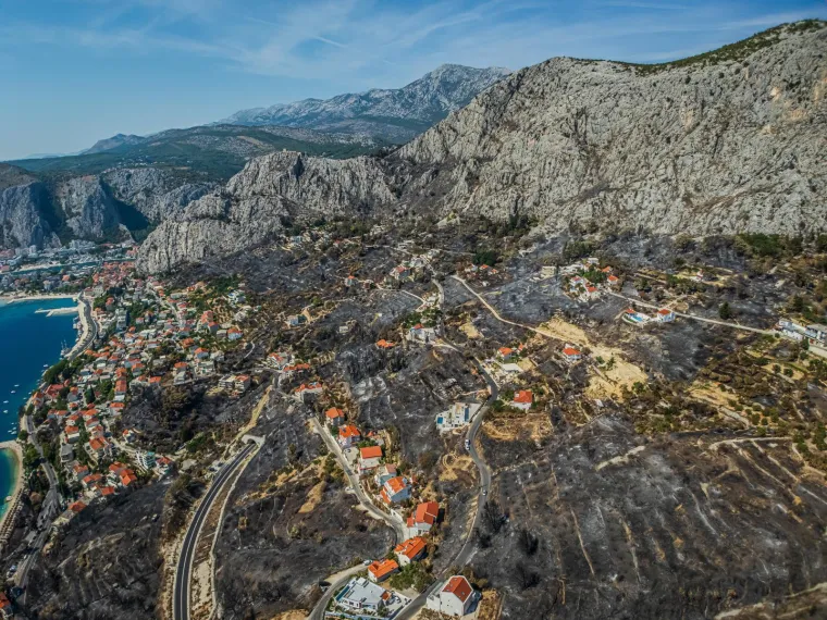 Prizori koji slamaju srca: Pogledajte dramatične snimke iz zraka nakon požara kod Omi&scaron;a