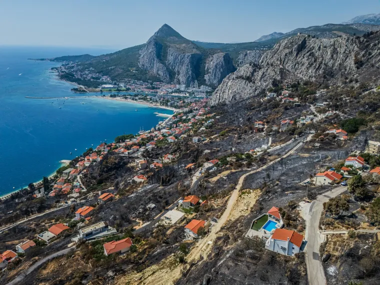 Prizori koji slamaju srca: Pogledajte dramatične snimke iz zraka nakon požara kod Omi&scaron;a