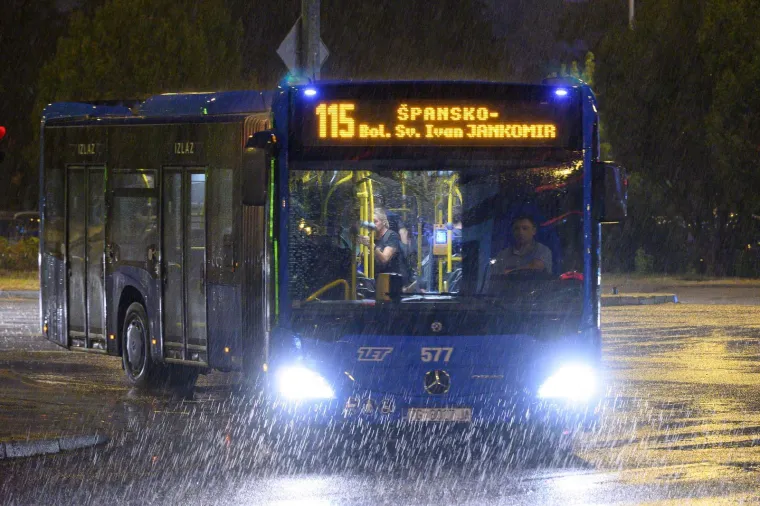 Promjena vremena donijela osvježenje: Zagreb na udaru pljuskova, u Ogulinu padala tuča