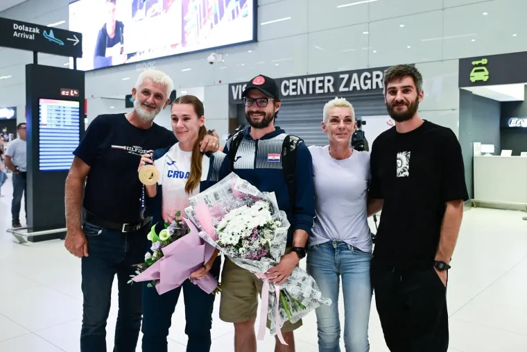 Zlato i srebro stigli u Hrvatsku, Saru dočekali obitelj i prijatelji, a onda je emotivna junakinja otkrila istinu